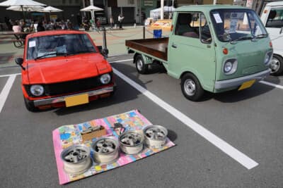 場内ではスワップミートも開催