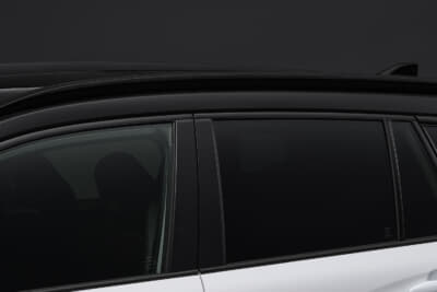 トヨタ カローラ クロス GRスポーツ：専用ブラックパーツのドアウインドウフレームモールディング