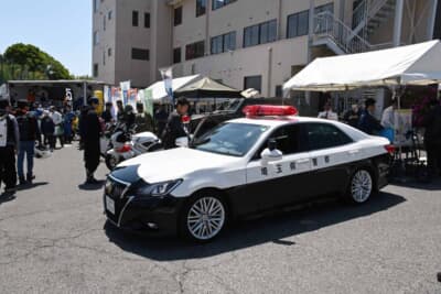 パトカーに乗ってみたり、白バイや黄バイ、そして自衛隊の偵察バイクにまたがったり