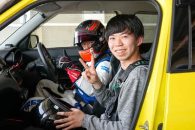 人数制限のあるデモカーの同乗走行は、スキルアップに大いに役立つ。PROXESタイヤ装着オーナーは優遇される