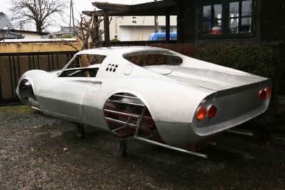 ディーノ246GTS（アルミのオブジェ）：まずはボンネットとエンジンフードを作り実車に装着。ドアのエアインテークなどには、手で叩いた痕跡が残っていた