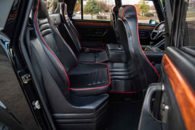 45万500ドル（邦貨換算約6715万円）で落札されたランボルギーニ「LM002」（C）Courtesy of RM Sotheby's