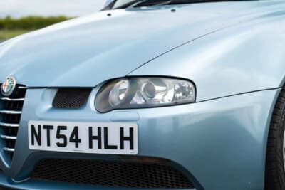 7000ポンド~1万ポンド(邦貨換算約135万円〜193万円)で現在も販売中のアルファ ロメオ「147GTA」(C)Bonhams