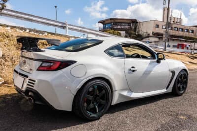 トヨタ GR86：バリスのリヤウイングやオーバーフェンダーを装着するが、シンプルなフォルムにまとめられている