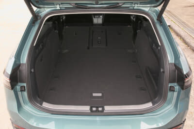 VW パサートeTSIエレガンス:690Lという容量だけでなく、使いやすさを追求している