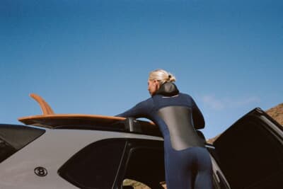 完成したサーフボードが公開されるイベントでは、ゲストが実際に海で体験する機会も得た