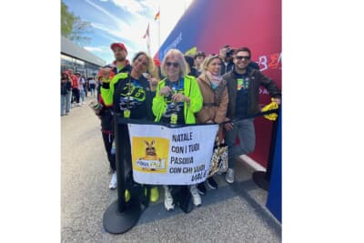 バレンティーノ・ロッシ選手のファンは年齢性別関係なくめちゃくちゃ陽気で楽しそうです