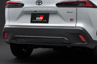 トヨタ カローラ クロス GRスポーツ：専用ブラックパーツのリアバンパーロアガーニッシュ／トヨタエンブレム）
