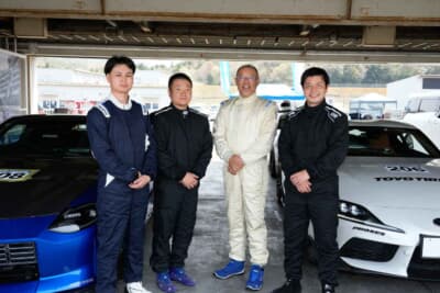 スタートアップクラスの先導、結持ちはトーヨータイヤのテストドライバーが担当。宮崎から参加している