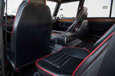 45万500ドル（邦貨換算約6715万円）で落札されたランボルギーニ「LM002」（C）Courtesy of RM Sotheby's