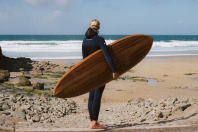 ベントレーはマーニー・レイズ社およびオッター・サーフボード社と共同で製作した、唯一無二のコア材仕上げによる特別なサーフボードを発表した