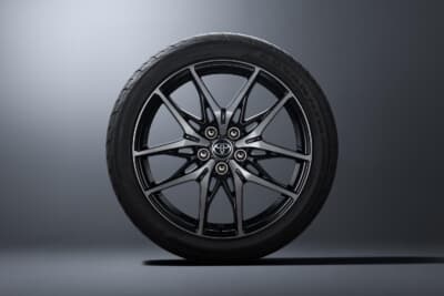 トヨタ カローラ クロス GRスポーツ：YOKOHAMA ADVAN FLEVAのタイヤ（225/45R19）と専用のアルミホイール（19×7.5J）を装着する