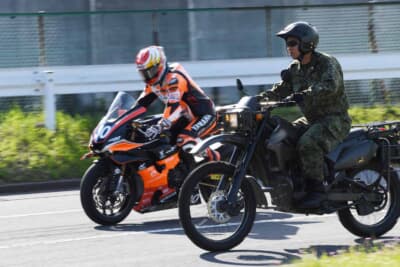 全日本ロードレース選手権ST1000クラス参戦中の新井久美選手とヤマハYZF-R1も参加