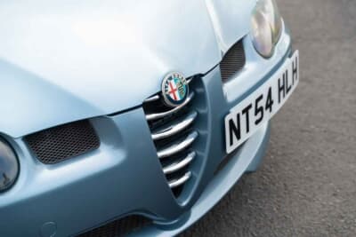 7000ポンド~1万ポンド(邦貨換算約135万円〜193万円)で現在も販売中のアルファ ロメオ「147GTA」(C)Bonhams