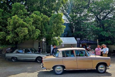 日産スカイライン2000GT(左)、トヨペット コロナ(右)