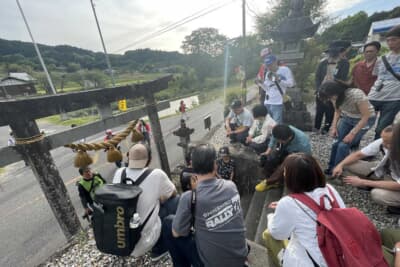 散策ではWRC開催時の象徴的なコーナーとなり世界的に発信された地元の熊野神社へも参拝