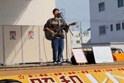 ステージでは唄やダンスなど、様々な催しものが実施されていた