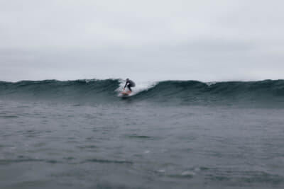 完成したサーフボードが公開されるイベントでは、ゲストは実際に海で体験する機会も得ることができた