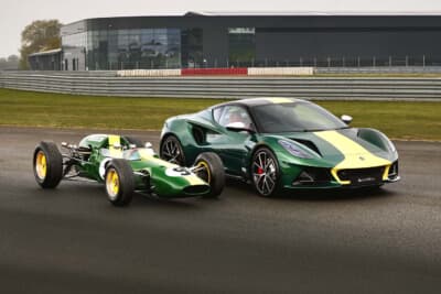 ロータス タイプ38（左）とロータス エミーラ クラーク エディション（右）