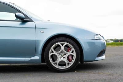 【完成品】アルファロメオ（Alfa147GTA） 日本から輸出されたアルファ ロメオ「147GTA」が英国の