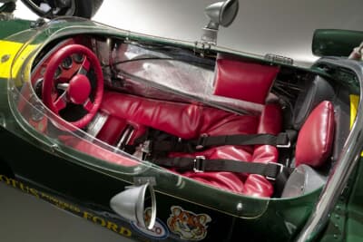 ロータス タイプ38：レッドのインテリアが特徴的