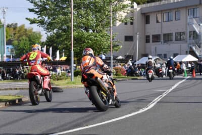 ロードレースの車両（ヤマハYZF-R1）とモトクロスの車両（ホンダCRF450R）、それもメーカーが異なる2台の並走