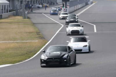 開催日は土曜日なのに2万5000円で30分×3本走れるのは破格。PROXESタイヤ装着車なら1万5000円とさらに安い