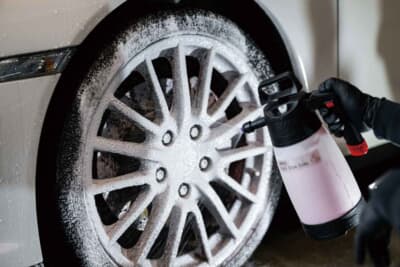 ウインドウモールの奥に付着した汚れなど、通常の洗車では除去することができない。プロの洗車のおかげでモールもキレイに輝いた