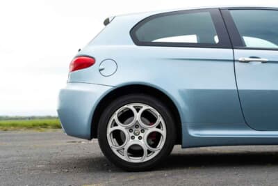 7000ポンド~1万ポンド(邦貨換算約135万円〜193万円)で現在も販売中のアルファ ロメオ「147GTA」(C)Bonhams