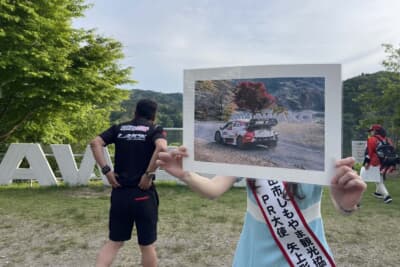 ツアーでは「ラリー講座とサービスパーク解説」、「WRC三河湖SS名所めぐり」そして「勝田選手との夕食会とお楽しみ抽選会」が開催