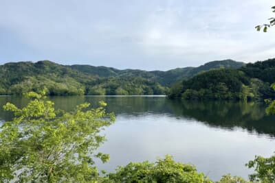 三河湖は愛知県下最大の灌漑用人造湖。別名「ドラゴンレイク」。周囲には料理店や散策路、キャンプ場などがあり、ルアーフィッシングも楽しめる