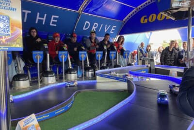 このグッドイヤーのレースのゲームのコーナーはめちゃくちゃ大人気。いつも大歓声が起きていました。上に座るドライバーがミニカーを操っているようですね