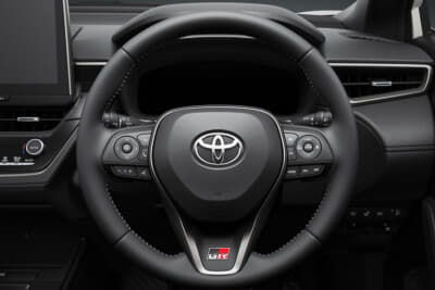 トヨタ カローラ クロス GRスポーツ：専用本革巻き3本スポークステアリングホイールを採用
