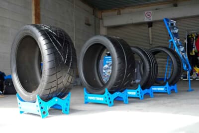 本部テント奥にはPROXESのスポーツタイヤを展示。商品を前に開発陣へ積極的に話しかけるオーナーも見られた