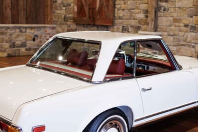 17万9200ドル（邦貨換算約2580万円）で落札されたメルセデス・ベンツ「280SL」（C）Courtesy of RM Sotheby's