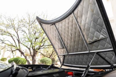 49万8400ドル（邦貨換算約7270万円）で落札されたフェラーリ「365 GTB/4 デイトナ」（C）Bonhams