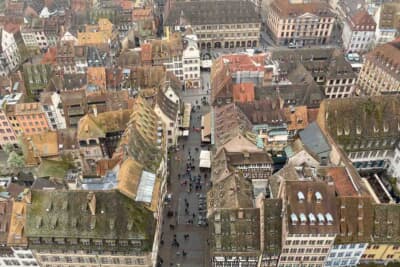 ノートルダム大聖堂上空から見るストラスブールの美しい旧市街の様子