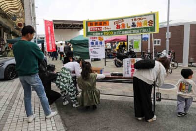 昭和レトロフェスタの人気企画、参加無料のお楽しみ抽選会はいつも盛り上がる