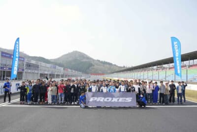 ホームストレートで恒例の記念撮影。今回も募集枠フルエントリーで岡山国際のピットはいっぱい。DとEクラスはパドックとなる