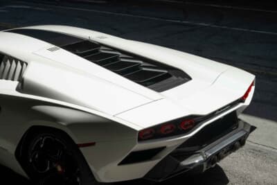 190万ドル～240万ドル（邦貨換算約2億7180万円～3億4335万円）で現在も販売中のランボルギーニ「カウンタックLPI800-4」（C）Bonhams