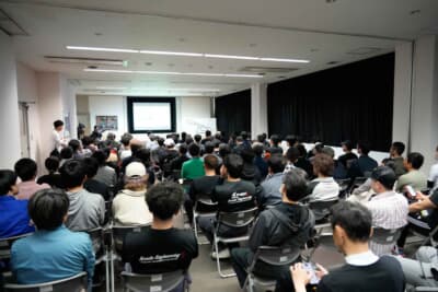 総参加台数は127台と過去最高。ブリーフィングルームは写真のとおりギュウギュウだ