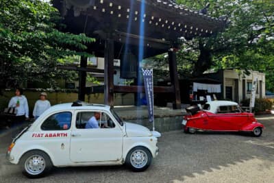 フィアット アバルト695SS(左)とメッサーシュミットKR200(右)