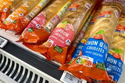 フランスでお土フランスならではのハムやチーズを挟んだバゲットも定番商品としてサービスエリアで販売されています。約980円とはかなり強気のお値段産として買ってきたパンは、翌朝エシレバターをつけてに美味しくいただきました