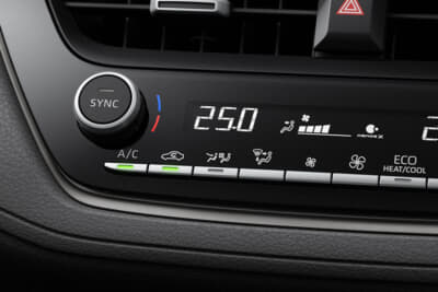 トヨタ カローラ クロス GRスポーツ：専用スモークシルバーメタリック加飾を施したヒーターコントロールパネル