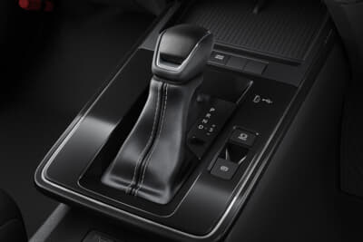 トヨタ カローラ クロス GRスポーツ：専用スモークシルバーメタリック加飾を施した本革巻きシフトノブ