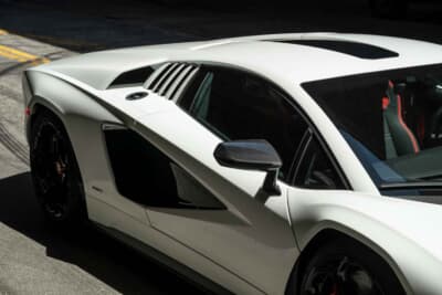 190万ドル～240万ドル（邦貨換算約2億7180万円～3億4335万円）で現在も販売中のランボルギーニ「カウンタックLPI800-4」（C）Bonhams