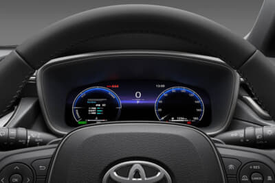 トヨタ カローラ クロス GRスポーツ：専用スモークシルバーメタリック加飾を施したメータークラスター