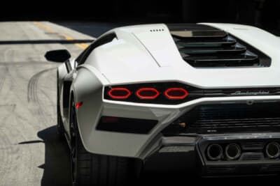 190万ドル～240万ドル（邦貨換算約2億7180万円～3億4335万円）で現在も販売中のランボルギーニ「カウンタックLPI800-4」（C）Bonhams