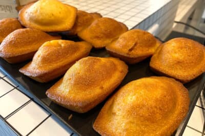 ホテルの朝食で出てきた焼きたてほわほわ。バターの香りがたまらないマドレーヌ