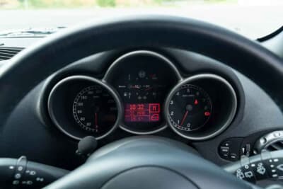 7000ポンド~1万ポンド(邦貨換算約135万円〜193万円)で現在も販売中のアルファ ロメオ「147GTA」(C)Bonhams